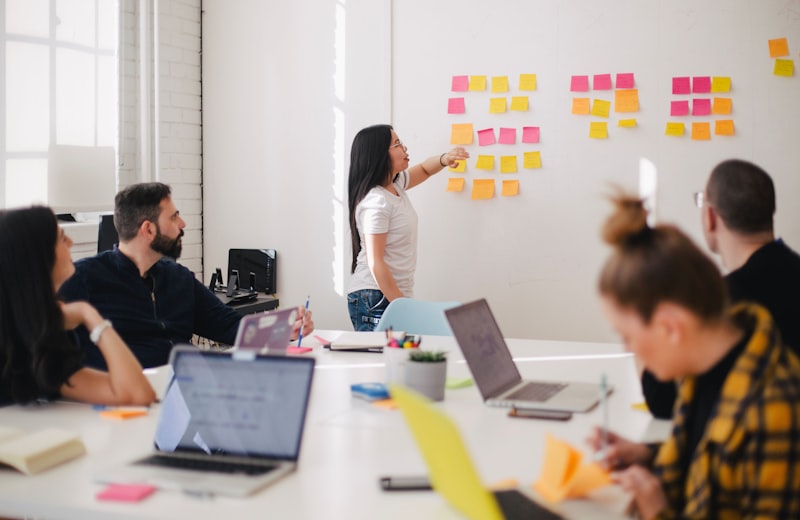 Equipe em reunião de planejamento em ambiente corporativo