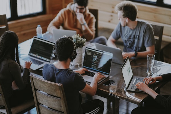 Equipe em reunião de negócios com laptop